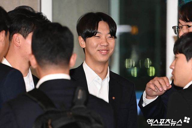 한화 이글스가 2024 스프링캠프를 위해 1월 30일 오전 인천국제공항을 통해 호주 멜버른으로 출국했다. 한화 황준서가 출국장에서 동료들과 이야기를 나누고 있다. 엑스포츠뉴스DB.