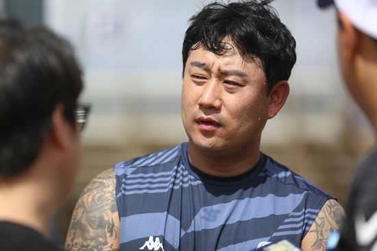 롯데 자이언츠 베테랑 투수 김상수가 지난 2월 3일 괌 데데도 야구장에서 스프링캠프 오전 훈련을 마친 뒤 인터뷰를 하고 있다. 사진 롯데 자이언츠 제공