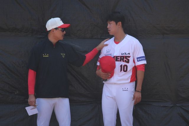3일 호주 캔버라 나라분다 볼파크에서 진행된 KIA 타이거즈 스프링캠프, 정재훈 KIA 투수코치가 유승철과 이야기를 나누고 있다. KIA 타이거즈 제공