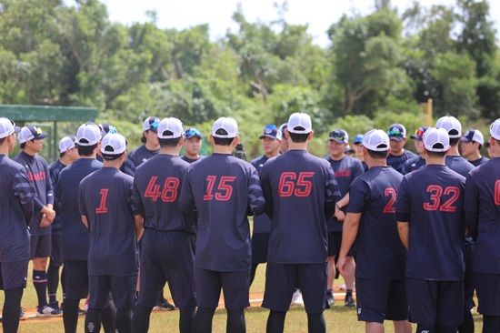 김태형 롯데 자이언츠 감독이 지난 2월 1일 괌 데데도 야구장에서 스프링캠프 1일차 훈련 진행에 앞서 팀 단체 미팅을 진행했다. 사진 롯데 자이언츠