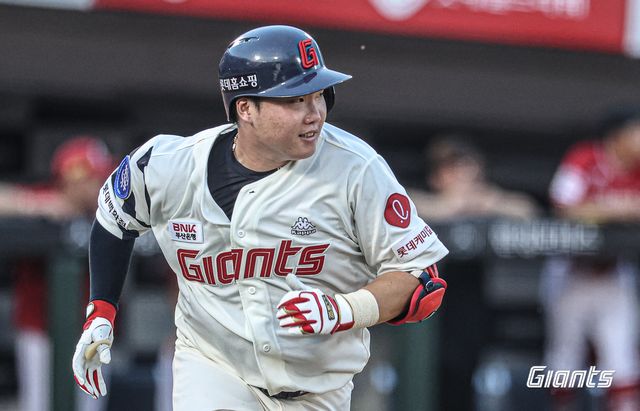 지난해 타격에서 눈부신 성장을 보여줬던 롯데 자이언츠 포수 정보근이 오프시즌 오른손 엄지손가락 수술과 재활로 2024 시즌 정규리그 개막전 합류 여부가 불투명해졌다. 사진 롯데 자이언츠 제공