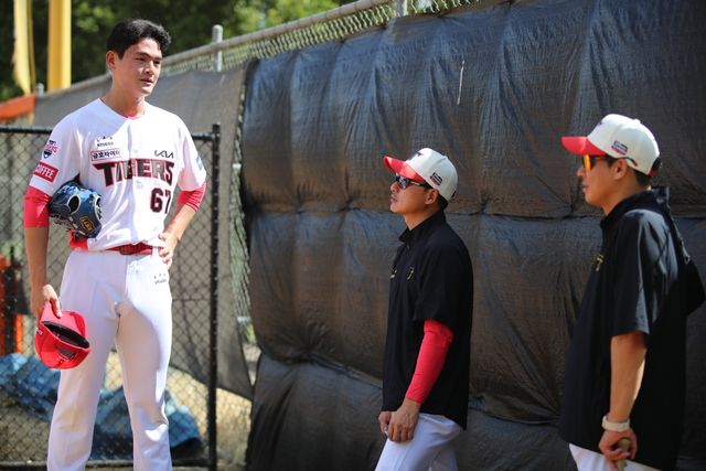 3일 호주 캔버라 나라분다 볼파크에서 진행된 KIA 타이거즈 스프링캠프, 신인 투수 조대현이 정재훈, 이동걸 코치가 이야기를 나누고 있다. KIA 타이거즈 제공