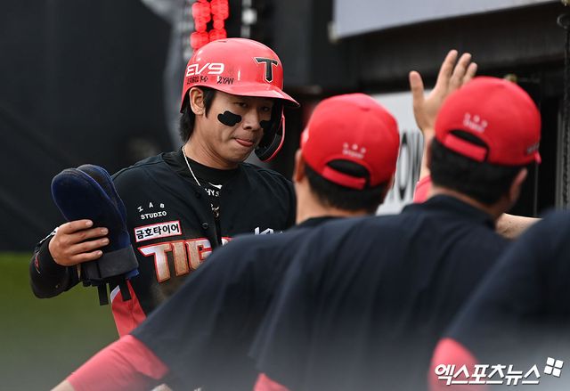 9일 오후 수원KT위즈파크에서 열린 2023 신한은행 SOL KBO리그 KIA 타이거즈와 KT 위즈의 경기, 2회초 2사 2루 KIA 박찬호가 최원준의 1타점 적시타때 득점에 성공한 후 더그아웃에서 하이파이브를 하고 있다. 엑스포츠뉴스 DB