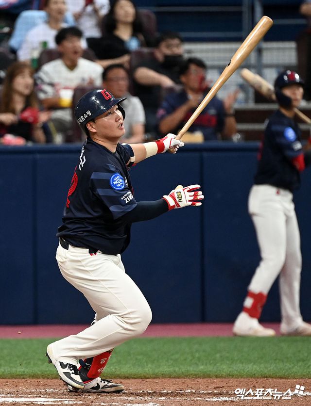 지난해 타격에서 눈부신 성장을 보여줬던 롯데 자이언츠 포수 정보근이 오프시즌 오른손 엄지손가락 수술과 재활로 2024 시즌 정규리그 개막전 합류 여부가 불투명해졌다. 사진 엑스포츠뉴스 DB