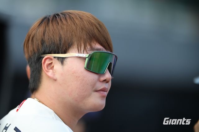 지난해 타격에서 눈부신 성장을 보여줬던 롯데 자이언츠 포수 정보근이 오프시즌 오른손 엄지손가락 수술과 재활로 2024 시즌 정규리그 개막전 합류 여부가 불투명해졌다. 사진 롯데 자이언츠 제공