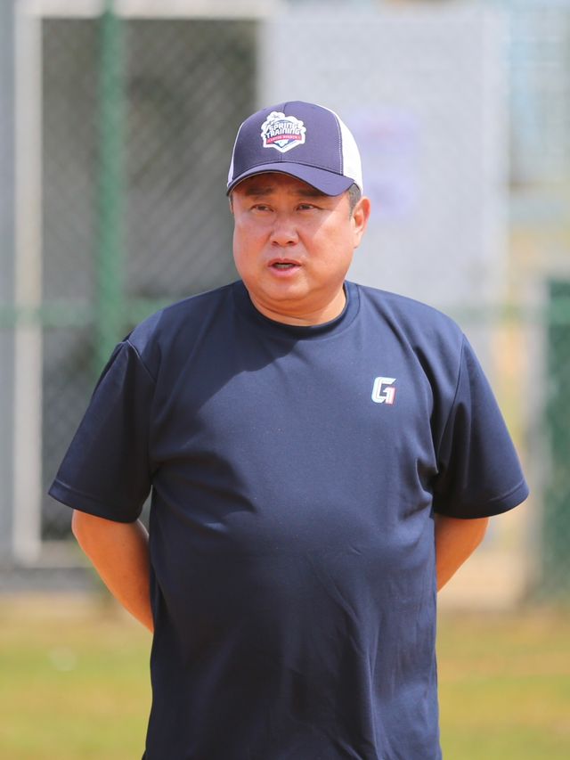 김태형 롯데 자이언츠 감독이 지난 2월 1일 괌 데데도 야구장에서 스프링캠프 1일차 훈련 진행에 앞서 팀 단체 미팅을 진행했다. 사진 롯데 자이언츠