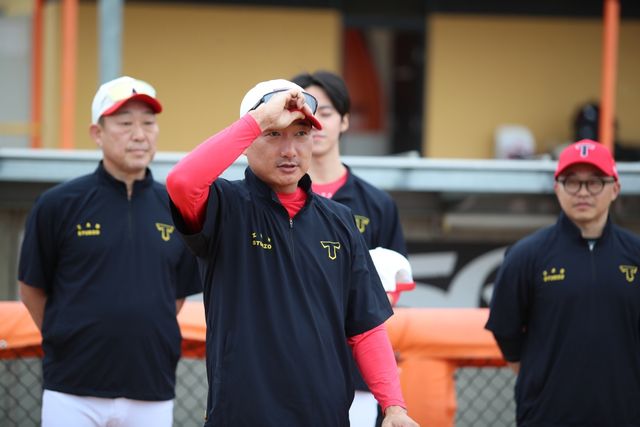 1일 호주 캔버라 나라분다 볼파크에서 진행된 KIA 타이거즈 스프링캠프, 정재훈 KIA 투수코치가 선수들에게 인사하고 있다. KIA 타이거즈 제공