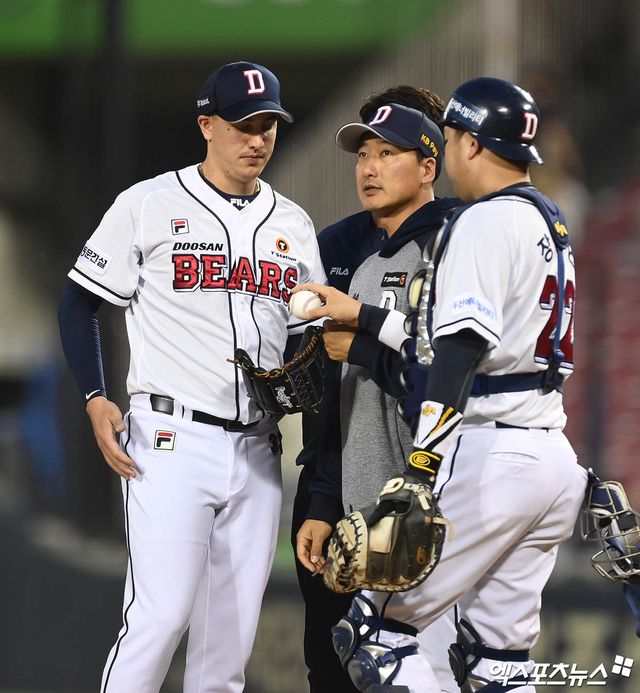 4일 오후 서울 송파구 잠실야구장에서 열린 2023 신한은행 SOL KBO리그 한화 이글스와 두산 베어스의 경기, 4회초 1사 1루 두산 정재훈 투수코치가 마운드를 방문해 선발투수 딜런과 이야기를 나누고 있다. 엑스포츠뉴스 DB