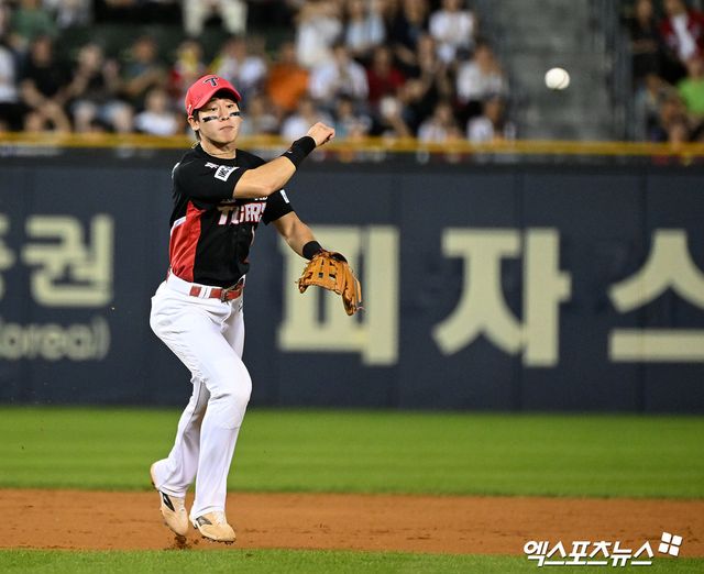 6일 오후 서울 송파구 잠실야구장에서 열린 2023 신한은행 SOL KBO리그 KIA 타이거즈와 두산 베어스의 경기, 8회말 KIA 박찬호가 두산 강승호의 타구를 잡아 1루로 송구하고 있다. 엑스포츠뉴스 DB