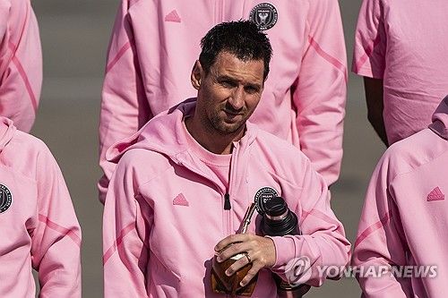 메시가 뛰고 있는 미국 MLS 인터 마이애미는 4일 홍콩의 홍콩스타디움에서 열린 홍콩 올스타와의 프리시즌 친선 경기에서 4-1로 크게 이겼으나 이날 메시는 출전하지 않았다. 메시는 수아레스와 함께 벤치에서 경기를 지켜봤고, 끝내 출전하지 않은 채 경기장을 빠져나갔다. AFP 통신에 따르면 홍콩스타디움에는 아르센티나를 상징하는 하늘색-흰색 줄무늬 유니폼과 인터 마이애미 홈 유니폼인 연분홍색 유니폼을 입은 4만 명의 관중이 들어찼다. 이들은 후반전 중반 이후로도 메시가 출전하지 않자 야유를 퍼부었고, 환불을 외치기도 했다. 경기 종료 휘슬이 울린 후에는 팬들의 항의가 최고조에 달했던 것으로 알려졌다. 연합뉴스