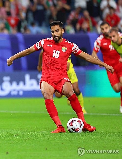 카타르 알와크라 알자누브 스타디움 열린 2023 아시아축구연맹(AFC) 아시안컵 조별리그 E조 말레이시아와 요르단 경기. 요르단 무사 알타마리가 페널티킥으로 팀의 두번째 골을 성공시키고 있다. 연합뉴스