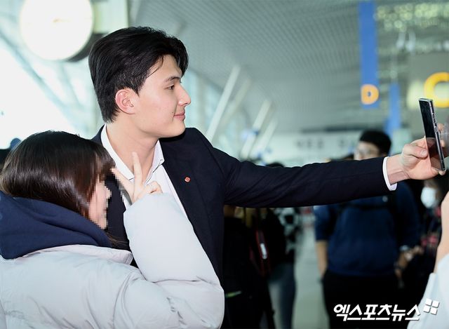 지난 1월 31일 인천국제공항을 통해 괌으로 출국하기 전 팬과 기념촬영을 진행했던 롯데 자이언츠 외야수 윤동희. 사진 엑스포츠뉴스 DB