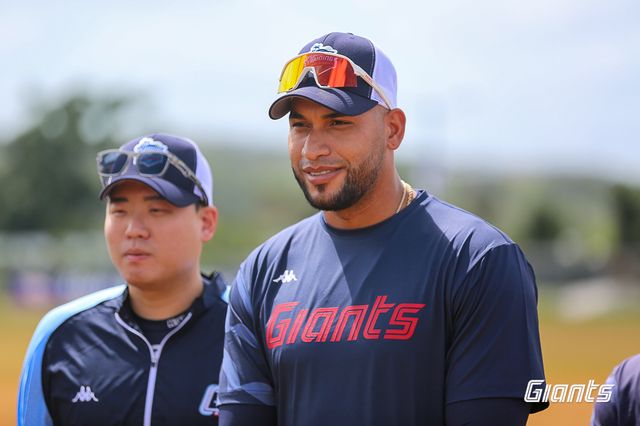 2024 시즌 롯데 자이언츠에서 뛰는 우투양타 스위치 히터 외야수 빅터 레이예스가 지난 2월 1일부터 괌 데데도 스포츠 컴플렉스 야구장에서 진행 중인 팀의 1차 스프링캠프에서 훈련 중이다. 사진 롯데 자이언츠 제공