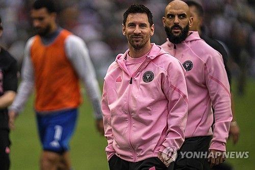 메시가 뛰고 있는 미국 MLS 인터 마이애미는 4일 홍콩의 홍콩스타디움에서 열린 홍콩 올스타와의 프리시즌 친선 경기에서 4-1로 크게 이겼으나 이날 메시는 출전하지 않았다. 메시는 수아레스와 함께 벤치에서 경기를 지켜봤고, 끝내 출전하지 않은 채 경기장을 빠져나갔다. AFP 통신에 따르면 홍콩스타디움에는 아르센티나를 상징하는 하늘색-흰색 줄무늬 유니폼과 인터 마이애미 홈 유니폼인 연분홍색 유니폼을 입은 4만 명의 관중이 들어찼다. 이들은 후반전 중반 이후로도 메시가 출전하지 않자 야유를 퍼부었고, 환불을 외치기도 했다. 경기 종료 휘슬이 울린 후에는 팬들의 항의가 최고조에 달했던 것으로 알려졌다. 연합뉴스
