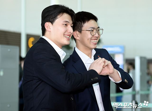 지난 1월 31일 인천국제공항을 통해 괌으로 출국하기 전 팬들 앞에서 사진을 찍고 있는 롯데 자이언츠 김민석과 윤동희. 사진 엑스포츠뉴스 DB