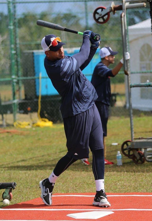 2024 시즌 롯데 자이언츠에서 뛰는 우투양타 스위치 히터 외야수 빅터 레이예스가 지난 2월 1일부터 괌 데데도 스포츠 컴플렉스 야구장에서 진행 중인 팀의 1차 스프링캠프에서 훈련 중이다. 사진 롯데 자이언츠 제공