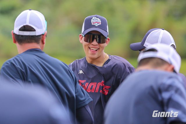롯데 자이언츠 외야수 김민석이 2월 3일 괌 데데도 스포츠 컴플렉스에서 진행된 팀의 스프링캠프 오전 훈련 중 활짝 웃고 있는 모습. 사진 롯데 자이언츠 제공