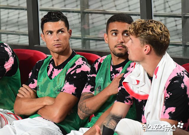 2019년 당시 호날두 소속팀이었던 이탈리아 유벤투스는 한국을 찾아 K리그 올스타와 친선 경기를 치르기로 합의했다. 많은 호날두 팬들이 호날두를 직접 두 눈으로 보기 위해 전국 각지에서 서울월드컵경기장을 찾았다. 그러나 호날두는 90분 내내 벤치에 앉아 있었고, 자신의 이름을 외치는 팬들을 무시했다. 경기 막판 화가 난 팬들이 라이벌 메시의 이름을 연호했을 때는 심기가 불편한 듯 표정을 찡그렸다. 엑스포츠뉴스DB