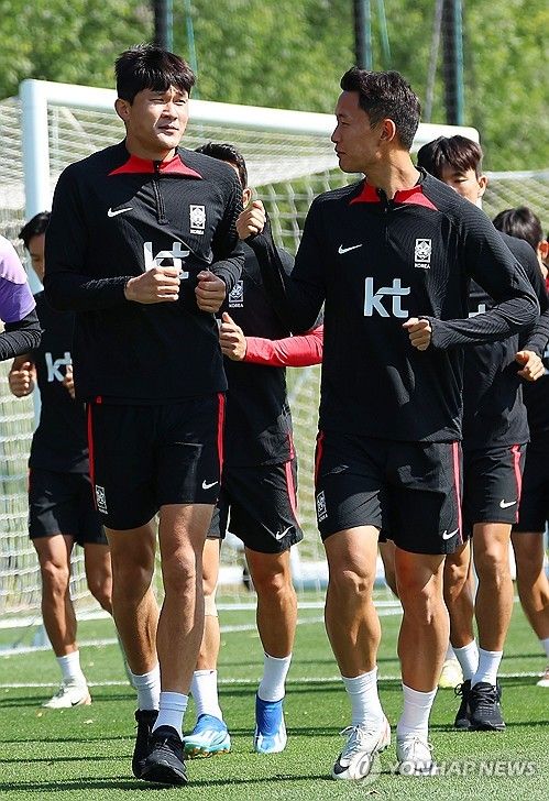 (도하=연합뉴스) 김도훈 기자 = 2023 아시아축구연맹(AFC) 아시안컵 한국과 호주의 8강전에서 승리를 거둔 대표팀 김민재와 정승현이 3일(현지시간) 카타르 도하 알에글라 훈련장에서 회복훈련을 하며 이야기를 하고 있다. 호주전에서 경고를 받은 김민재는 경고 누적으로 4강전에 출전하지 못한다. 