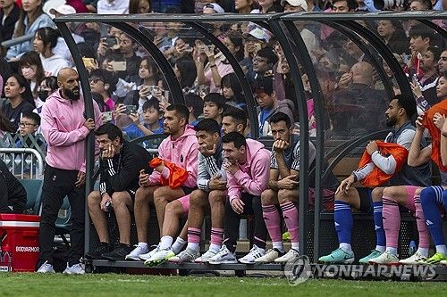 메시가 뛰고 있는 미국 MLS 인터 마이애미는 4일 홍콩의 홍콩스타디움에서 열린 홍콩 올스타와의 프리시즌 친선 경기에서 4-1로 크게 이겼으나 이날 메시는 출전하지 않았다. 메시는 수아레스와 함께 벤치에서 경기를 지켜봤고, 끝내 출전하지 않은 채 경기장을 빠져나갔다. AFP 통신에 따르면 홍콩스타디움에는 아르센티나를 상징하는 하늘색-흰색 줄무늬 유니폼과 인터 마이애미 홈 유니폼인 연분홍색 유니폼을 입은 4만 명의 관중이 들어찼다. 이들은 후반전 중반 이후로도 메시가 출전하지 않자 야유를 퍼부었고, 환불을 외치기도 했다. 경기 종료 휘슬이 울린 후에는 팬들의 항의가 최고조에 달했던 것으로 알려졌다. 연합뉴스