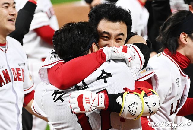 인천SSG랜더스필드에서 열린 2022 신한은행 SOL KBO리그 포스트시즌 한국시리즈 5차전 키움 히어로즈와 SSG 랜더스의 경기, SSG가 9회말 김강민의 역전 끝내기 3점 홈런으로 키움에게 승리했다. 경기 종료 후 SSG 김강민이 추신수와 포옹을 나누고 있다. 엑스포츠뉴스DB.