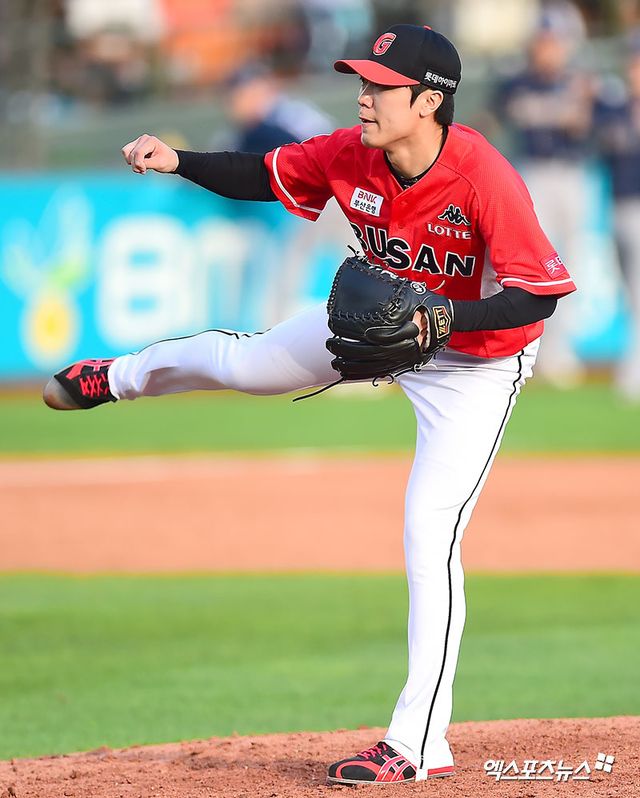 2017년 NC 다이노스와의 포스트시즌 준플레이오프 1차전에서 역투를 펼쳤던 롯데 자이언츠 투수 박진형. 사진 엑스포츠뉴스 DB