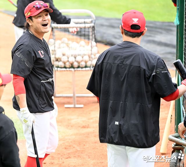 SSG 랜더스가 인천 SSG랜더스필드에서 새 유니폼을 입고 훈련을 진행했다. SSG 추신수가 김강민과 대화 중 웃음을 보이고 있다. 엑스포츠뉴스DB.