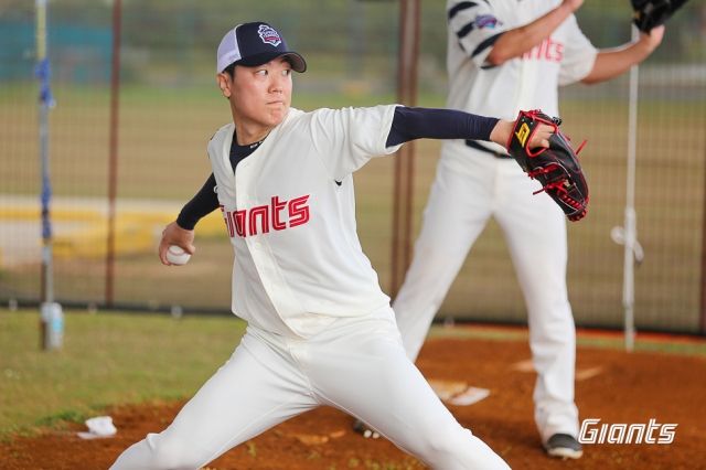 괌 데데노 스포츠 컴플렉스 야구장에서 진행 중인 롯데 자이언츠 2024 1차 스프링캠프에서 훈련을 소화하고 있는 투수 박진형. 사진 롯데 자이언츠 제공