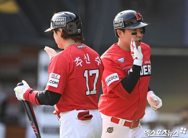 서울 송파구 잠실야구장에서 열린 2021 신한은행 SOL KBO리그 SSG 랜더스와 두산 베어스의 경기, 3회초 1사 SSG 김강민이 두산 선발투수 미란다 상대로 솔로 홈런을 때려낸 뒤 대기타석의 추신수와 하이파이브를 나누고 있다. 엑스포츠뉴스DB.