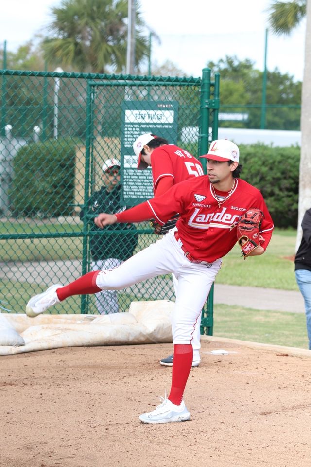 현지시간 기준 6일 미국 플로리다에서 진행된 SSG 랜더스 스프링캠프, 외국인 투수 로버트 더거가 불펜피칭을 진행하고 있다. SSG 랜더스 제공