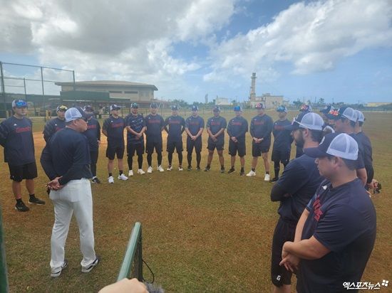 주형광 롯데 자이언츠 1군 메인 투수코치가 지난 2월 1일 괌 데데도 스포츠 컴플렉스 야구장에서 스프링캠프 1일차 훈련 시작에 앞서 투수조 미팅을 진행했다. 사진 엑스포츠뉴스