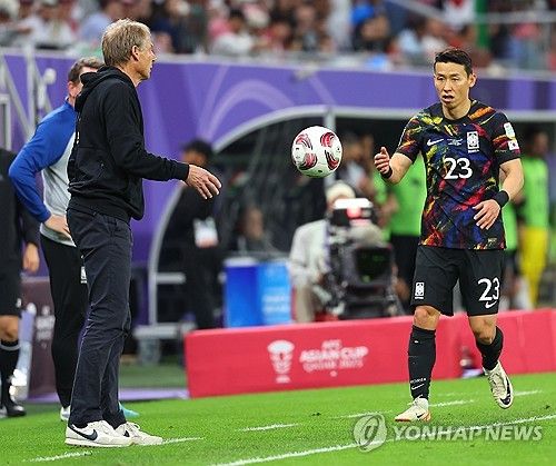 위르겐 클린스만 감독이 지휘하는 한국 축구대표팀이 7일 카타르 알라이얀의 아흐마드 빈 알리 스타디움에서 열린 2023 AFC 카타르 아시안컵 준결승전에서 요르단에 0-2로 완패해 충격 탈락했다. 그러나 클린스만 감독은 이번 대회를 잘 분석해 2026 월드컵 예선에 나서겠다며 사임 의사가 없음을 못 박았다. 연합뉴스