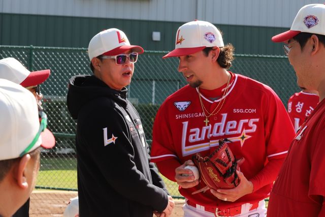 현지시간 기준 6일 미국 플로리다에서 진행된 SSG 랜더스 스프링캠프, 외국인 투수 로버트 더거가 불펜피칭을 진행하고 있다. SSG 랜더스 제공