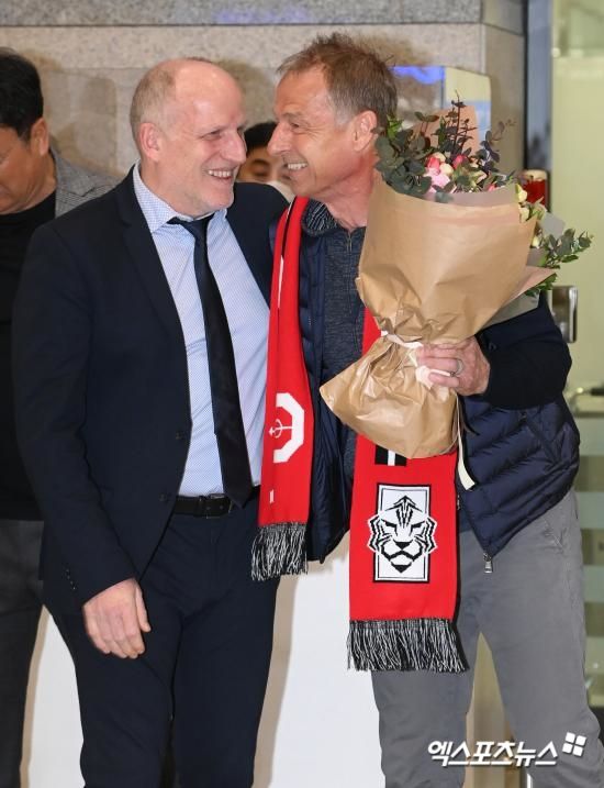 일본 베테랑 기자로 잘 알려진 가키우치 가즈 스포니치 기자가 7일 자신의 X(구 트위터)를 통해 대한축구협회가 4강에서 클린스만을 경질할 시, 위약금을 물어줘야 한다고 말했다.&nbsp;엑스포츠뉴스DB