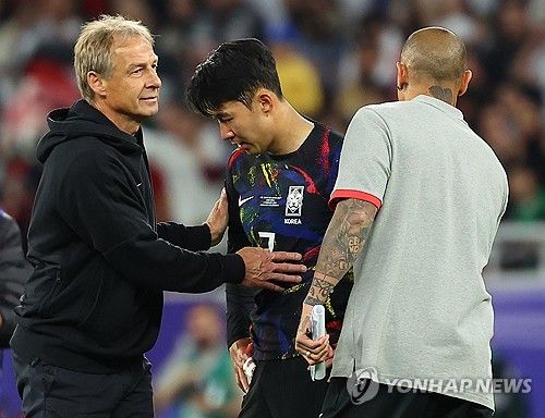 위르겐 클린스만 감독이 지휘하는 한국 축구대표팀이 7일 카타르 알라이얀의 아흐마드 빈 알리 스타디움에서 열린 2023 AFC 카타르 아시안컵 준결승전에서 요르단에 0-2로 완패해 충격 탈락했다. 그러나 클린스만 감독은 이번 대회를 잘 분석해 2026 월드컵 예선에 나서겠다며 사임 의사가 없음을 못 박았다. 연합뉴스