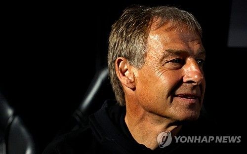 위르겐 클린스만 감독이 지휘하는 한국 축구대표팀이 7일 카타르 알라이얀의 아흐마드 빈 알리 스타디움에서 열린 2023 AFC 카타르 아시안컵 준결승전에서 요르단에 0-2로 완패해 충격 탈락했다. 그러나 클린스만 감독은 이번 대회를 잘 분석해 2026 월드컵 예선에 나서겠다며 사임 의사가 없음을 못 박았다. 연합뉴스
