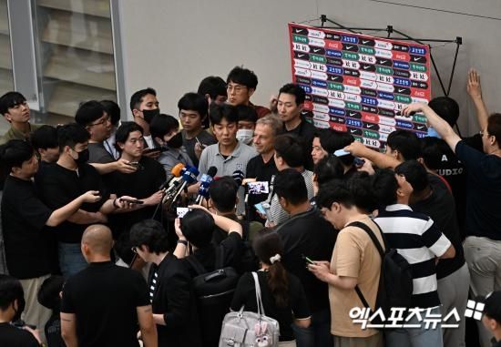 일본 베테랑 기자로 잘 알려진 가키우치 가즈 스포니치 기자가 7일 자신의 X(구 트위터)를 통해 대한축구협회가 4강에서 클린스만을 경질할 시, 위약금을 물어줘야 한다고 말했다.&nbsp;엑스포츠뉴스DB