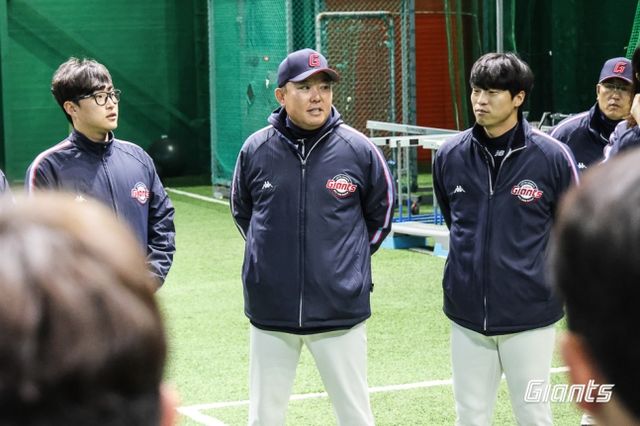 2024 시즌 롯데 자이언츠 1군 메인 투수코치를 맡은 주형광. 현역 시절 통산 386경기 1524⅓이닝 87승 82패 9세이브 22홀드 평균자책점 3.83의 기록을 남겼다. 롯데 자이언츠