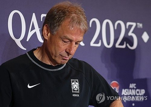 (도하=연합뉴스) 김도훈 기자 = 2023 아시아축구연맹(AFC) 아시안컵 4강전 한국과 요르단의 경기를 하루 앞둔 5일(현지시간) 위르겐 클린스만 감독이 공식 기자회견을 위해 카타르 도하 메인미디어센터(MMC) 기자회견장에 들어서고 있다.