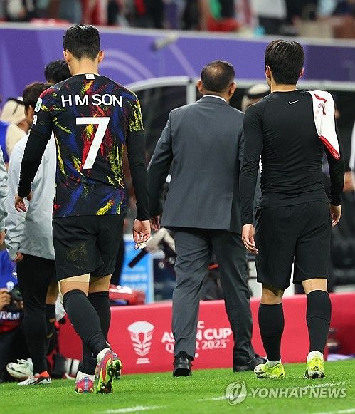 (알라이얀=연합뉴스) 김도훈 기자 = 6일(현지시간) 카타르 알라이얀 아흐마드 빈 알리 스타디움 열린 2023 아시아축구연맹(AFC) 아시안컵 4강전 한국과 요르단 경기가 끝난 뒤 손흥민과 이강인이 경기장을 나서고 있다. 한국은 이날 요르단 야잔 알나이마트와 무사 알타마리에게 골을 허용하며 아시아 정상을 향한 도전에 마침표를 찍었다. 2024.2.7