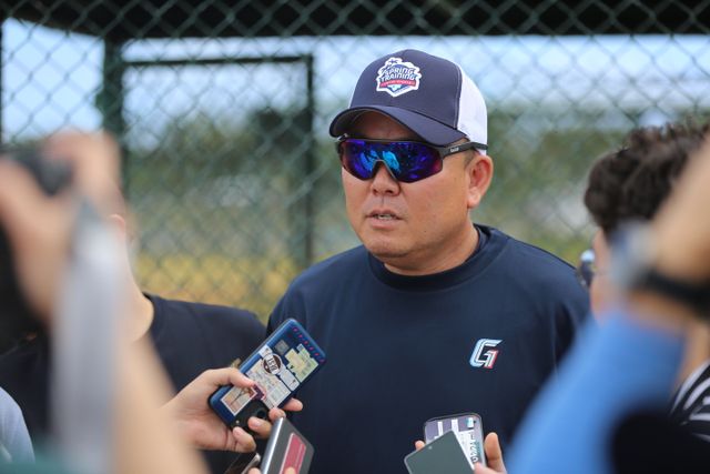 2024 시즌 롯데 자이언츠 1군 메인 투수코치를 맡은 주형광. 현역 시절 통산 386경기 1524⅓이닝 87승 82패 9세이브 22홀드 평균자책점 3.83의 기록을 남겼다. 롯데 자이언츠