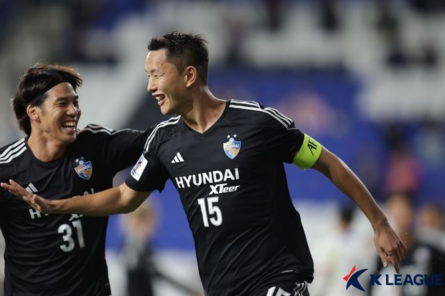 국가대표 수비수 정승현이 K리그1 울산 HD를 떠나 아랍에미리트(UAE)의 알 와슬에 입단했다. 알 와슬은 7일 구단 공식 채널을 통해 정승현을 영입했다는 소식을 공식 발표했다. 알 와슬이 공개한 사진을 보면 정승현은 자신의 등번호 15번이 적힌 유니폼을 들고 사진을 촬영했다. 등번호 15번은 정승현이 울산 HD에서 뛸 때에도 착용했던 등번호다. 사진 한국프로축구연맹