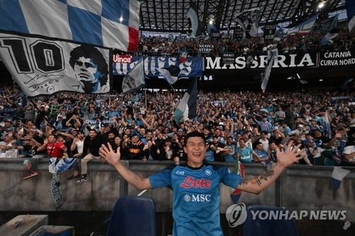 아우렐리오 데 로렌티스 SSC나폴리 구단주가 지난 여름 이적시장 때 바이에른 뮌헨으로부터 받은 김민재 이적료로 815억원을 받았다고 세간에 알려졌지만 실제론 600억원만 받았다고 고백했다. 연합뉴스