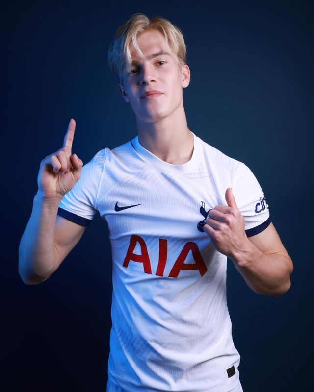 토트넘 홋스퍼는 지난 3일 루카스 베리발을 영입했다는 소식을 공식 발표했다. 스웨덴의 초신성 베리발은 시즌 말미까지 원 소속팀에서 뛰다 여름이 되면 토트넘에 합류할 예정이다. 당초 베리발은 토트넘이 아닌 바르셀로나 이적을 계획했지만 이적시장 막바지 토트넘이 하이재킹에 성공하며 토트넘 유니폼을 입게 됐다. 사진 토트넘 홋스퍼