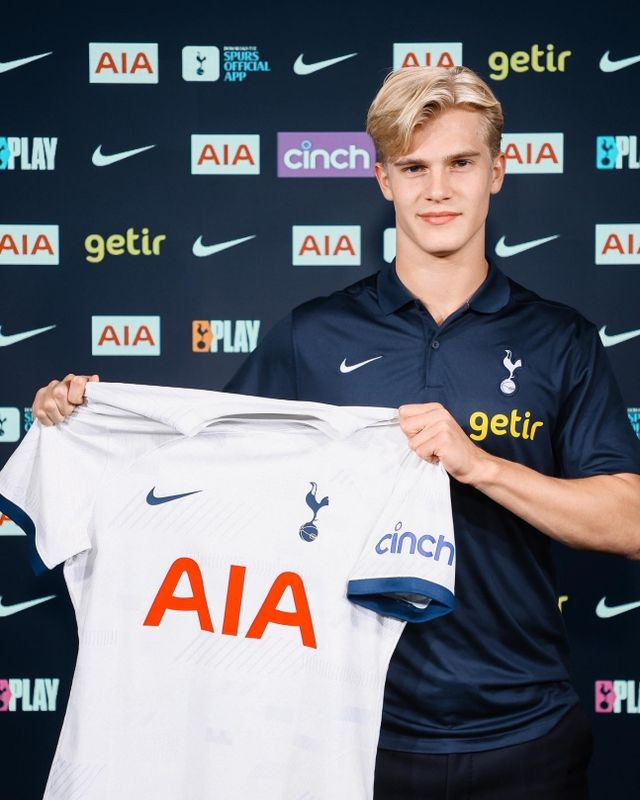 토트넘 홋스퍼는 지난 3일 루카스 베리발을 영입했다는 소식을 공식 발표했다. 스웨덴의 초신성 베리발은 시즌 말미까지 원 소속팀에서 뛰다 여름이 되면 토트넘에 합류할 예정이다. 당초 베리발은 토트넘이 아닌 바르셀로나 이적을 계획했지만 이적시장 막바지 토트넘이 하이재킹에 성공하며 토트넘 유니폼을 입게 됐다. 사진 토트넘 홋스퍼