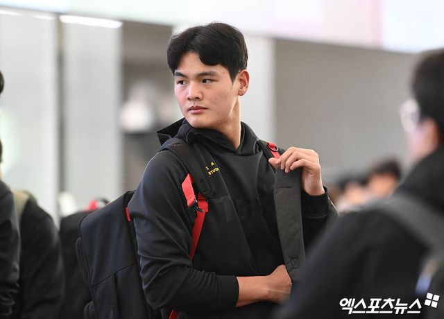 KIA 타이거즈가 2024 스프링캠프를 위해 30일 오전 인천국제공항을 통해 호주 캔버라로 출국했다. KIA 조대현이 출국 수속을 위해 짐을 정리하고 있다. 엑스포츠뉴스 DB