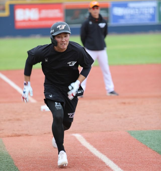 한화 이글스 황영묵이 호주 멜버른 볼파크에서 열린 한화 1군 스프링캠프에서 훈련을 하고 있다. 한화 이글스 제공.