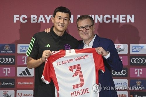 아우렐리오 데 로렌티스 SSC나폴리 구단주가 지난 여름 이적시장 때 바이에른 뮌헨으로부터 받은 김민재 이적료로 815억원을 받았다고 세간에 알려졌지만 실제론 600억원만 받았다고 고백했다. 연합뉴스