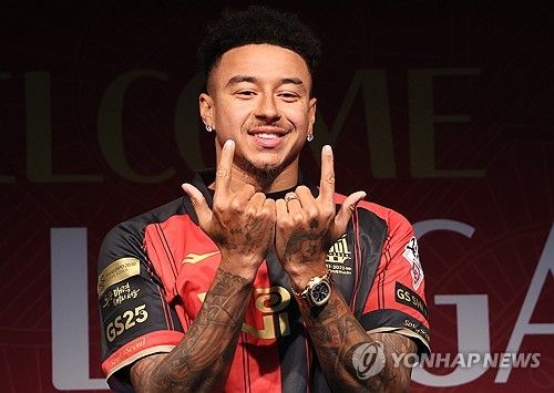 맨체스터 유나이티드 출신 공격수 제시 린가드가 8일 서울월드컵경기장에서 진행된 FC서울 입단 기자회견에서 포즈를 취하고 있다. 사진 연합뉴스