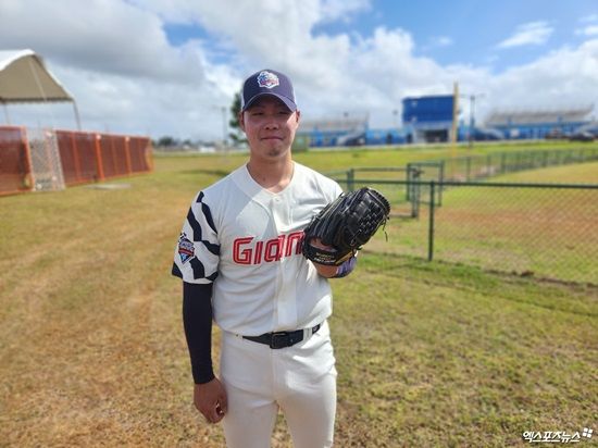 롯데 자이언츠 신인 투수 전미르가 지난 3일 괌 데데도 스포츠 컴플렉스 야구장에서 불펜 피칭을 마친 뒤 인터뷰를 진행했다. 사진 엑스포츠뉴스